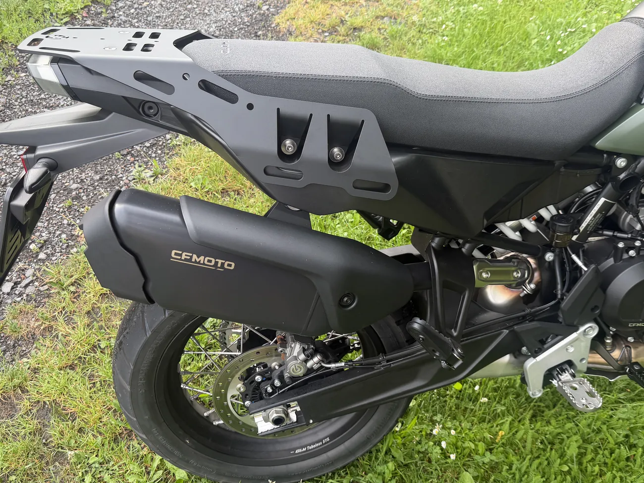 Rack in black — mounting brackets on the CFMOTO 1000MT-X subframe